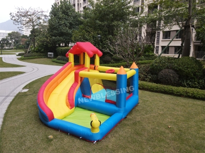 93023 Inflatable Water Slide, Kid Slides bouncer house Splashing Pool Blow Up for Kids Backyard with 450W